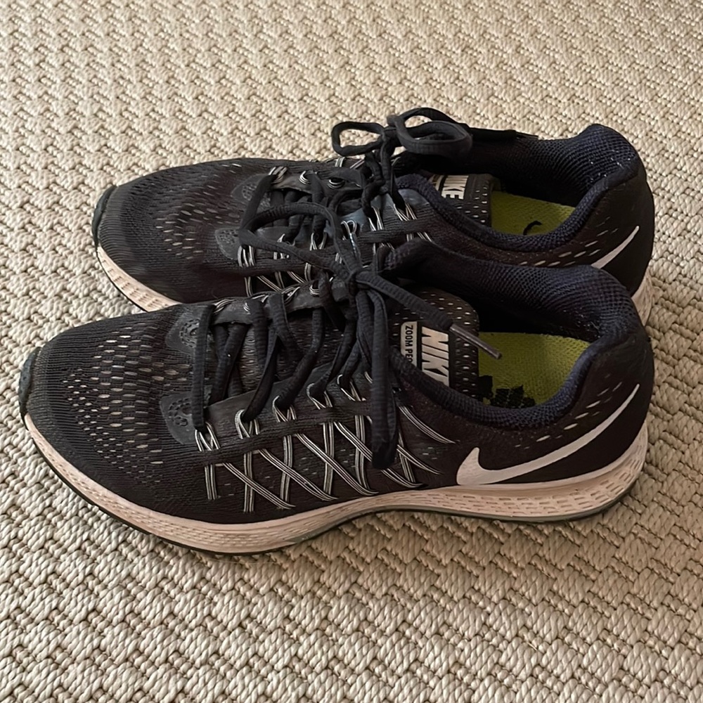 Nike sneakers - great condition!